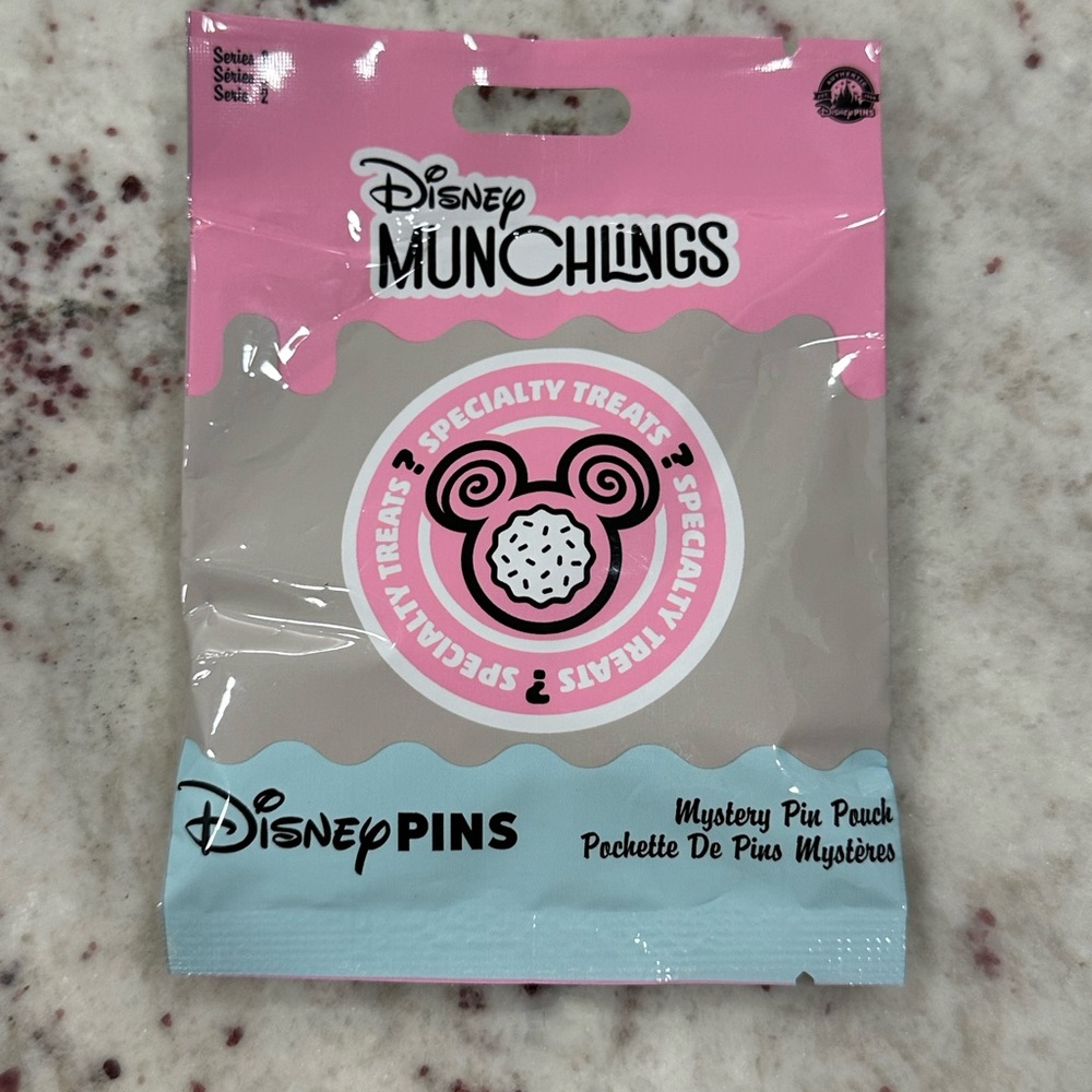 Disney Munchlings Mystery Pin Pouch, Series 2